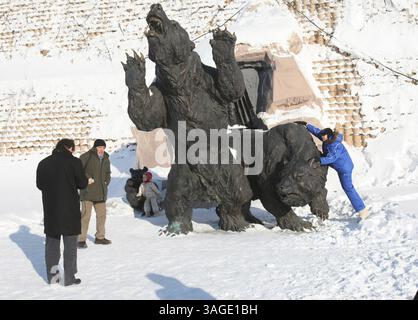 22 février 2009 - Khanty-Mansiysk, Russie - Parc Jurassique dans la ville de Khanty-Mansiysk en Sibérie occidentale en Russie présentant des sculptures de la fin de l'ère Jurassique des animaux et des personnes préhistoriques. SUR LA PHOTO : sculptures d'ours d'âge pré-histirique (crédit image : PhotoXpress/ZUMAPRESS.com) Banque D'Images