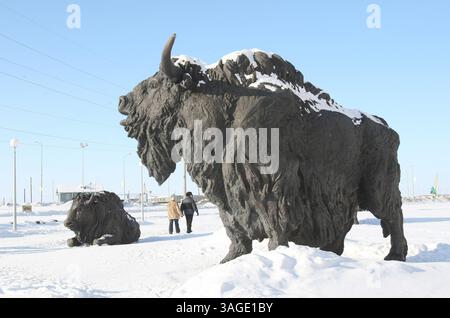 22 février 2009 - Khanty-Mansiysk, Russie - Parc Jurassique dans la ville de Khanty-Mansiysk en Sibérie occidentale en Russie présentant des sculptures de la fin de l'ère Jurassique des animaux et des personnes préhistoriques. SUR LA PHOTO : bisons préhistoriques (crédit image : PhotoXpress/ZUMAPRESS.com) Banque D'Images