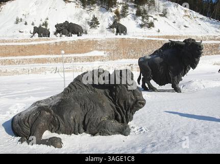 22 février 2009 - Khanty-Mansiysk, Russie - Parc Jurassique dans la ville de Khanty-Mansiysk en Sibérie occidentale en Russie présentant des sculptures de la fin de l'ère Jurassique des animaux et des personnes préhistoriques. SUR LA PHOTO : sculptures de bisons préhistoriques (crédit image : PhotoXpress/ZUMAPRESS.com) Banque D'Images