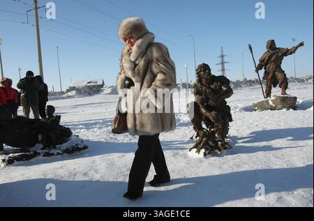 22 février 2009 - Khanty-Mansiysk, Russie - Parc Jurassique dans la ville de Khanty-Mansiysk en Sibérie occidentale en Russie présentant des sculptures de la fin de l'ère Jurassique des animaux et des personnes préhistoriques. PHOTO : les visiteurs regardent la sculpture de personnes préhistoriques (crédit image : PhotoXpress/ZUMAPRESS.com) Banque D'Images