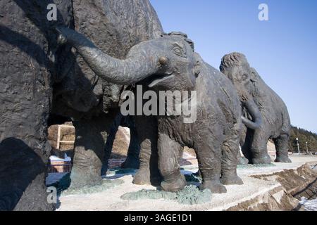 22 février 2009 - Khanty-Mansiysk, Russie - Parc Jurassique dans la ville de Khanty-Mansiysk en Sibérie occidentale en Russie présentant des sculptures de la fin de l'ère Jurassique des animaux et des personnes préhistoriques. SUR LA PHOTO : sculptures de mammouths (crédit image : PhotoXpress/ZUMAPRESS.com) Banque D'Images
