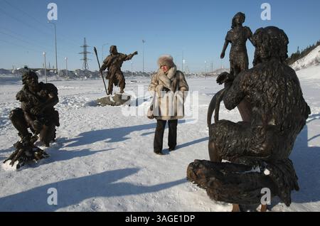 22 février 2009 - Khanty-Mansiysk, Russie - Parc Jurassique dans la ville de Khanty-Mansiysk en Sibérie occidentale en Russie présentant des sculptures de la fin de l'ère Jurassique des animaux et des personnes préhistoriques. PHOTO : les visiteurs regardent la sculpture de personnes préhistoriques (crédit image : PhotoXpress/ZUMAPRESS.com) Banque D'Images