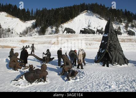 22 février 2009 - Khanty-Mansiysk, Russie - Parc Jurassique dans la ville de Khanty-Mansiysk en Sibérie occidentale en Russie présentant des sculptures de la fin de l'ère Jurassique des animaux et des personnes préhistoriques. SUR LA PHOTO : sculptures de camp préhistorique et de mammouths en arrière-plan (crédit image : PhotoXpress/ZUMAPRESS.com) Banque D'Images