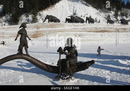 22 février 2009 - Khanty-Mansiysk, Russie - Parc Jurassique dans la ville de Khanty-Mansiysk en Sibérie occidentale en Russie présentant des sculptures de la fin de l'ère Jurassique des animaux et des personnes préhistoriques. SUR LA PHOTO : sculpture de personnes préhistoriques (crédit image : PhotoXpress/ZUMAPRESS.com) Banque D'Images