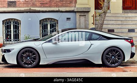 Une BMW i8 blanche stationnée le long d'une rue d'Amsterdam, aux pays-Bas, présentant un mélange de design automobile de pointe et d'architecture classique de la ville Banque D'Images