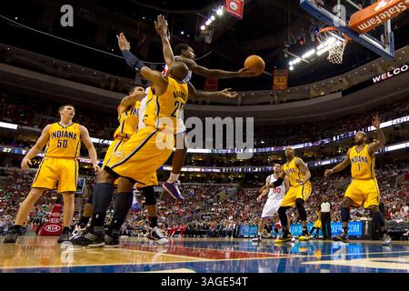 17 avril 2012 : le meneur des 76ers de Philadelphie, Lou Williams (23 ans), se sépare entre deux Pacers de l'Indiana (le garde George Hill (3 ans) et le garde Leandro Barbosa (28 ans) alors qu'il monte pour le tir lors du match NBA entre les Pacers de l'Indiana et les 76ers de Philadelphie au Wells Fargo Center à Philadelphie, en Pennsylvanie. (Crédit image : © Chris Szagola/Cal Sport Media/ZUMAPRESS.com) Banque D'Images