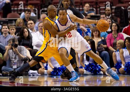 17 avril 2012 : le garde-tireur des 76ers de Philadelphie Evan Turner (12 ans) cherche à faire son mouvement contre le garde-tireur des Pacers de l'Indiana Leandro Barbosa (28 ans) lors du match NBA entre les Pacers de l'Indiana et les 76ers de Philadelphie au Wells Fargo Center à Philadelphie, en Pennsylvanie. (Crédit image : © Chris Szagola/Cal Sport Media/ZUMAPRESS.com) Banque D'Images
