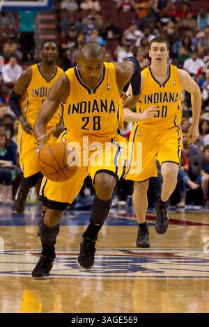 17 avril 2012 : le garde-tireur des Indiana Pacers Leandro Barbosa (28 ans) monte sur le terrain avec le ballon alors que les Indiana Pacers attaquent l'attaquant Tyler Hansbrough (50 ans) et le centre Roy Hibbert (55 ans) lors du match NBA entre les Indiana Pacers et les Philadelphia 76ers au Wells Fargo Center de Philadelphie, en Pennsylvanie. Les Pacers de l'Indiana ont battu les 76ers de Philadelphie, 102-97.(image crédit : © Chris Szagola/Cal Sport Media/ZUMAPRESS.com) Banque D'Images