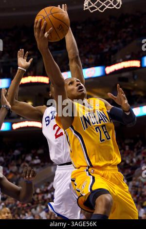 17 avril 2012 : le garde-tireur des Pacers de l'Indiana Leandro Barbosa (28 ans) monte pour le tir avec l'attaquant des 76ers de Philadelphie Thaddeus Young (21 ans) à la traîne lors du match NBA entre les Pacers de l'Indiana et les 76ers de Philadelphie au Wells Fargo Center de Philadelphie, en Pennsylvanie. Les Pacers de l'Indiana ont battu les 76ers de Philadelphie, 102-97.(image crédit : © Chris Szagola/Cal Sport Media/ZUMAPRESS.com) Banque D'Images