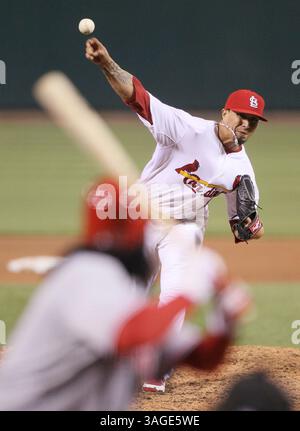 17 avril 2012 - St Louis, MO, USA - lanceur de départ Louis Cardinals Kyle Lohse lance contre les Reds de Cincinnati au Busch Stadium à nouveau Louis, Missouri, le mardi 17 avril 2012. Louis a gagné, 2-1, en 10 manches. (Crédit image : © Chris Lee/préparé Louis Post-Dispatch/MCT/ZUMAPRESS.com) Banque D'Images