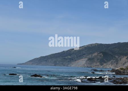 Le littoral de Big sur offre une beauté spectaculaire et accidentée, avec des plages magnifiques entre des falaises imposantes et le vaste océan Pacifique. Banque D'Images