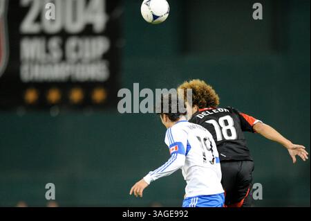 18 avril 2012 - le défenseur de l'impact de Montréal Zarek Valentin (19 ans) affronte le milieu de terrain de D.C. United Nick DeLeon (18 ans) lors de la confrontation entre l'impact de Montréal et DC United au RFK Stadium à Washington, DC. (Crédit image : © John Middlebrook/Cal Sport Media/ZUMAPRESS.com) Banque D'Images