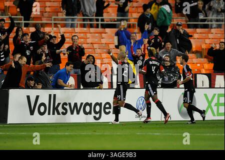 18 avril 2012 - L'attaquant Maicon Santos (29 ans) célèbre son but avec les supporters lors du match entre l'impact de Montréal et DC United au RFK Stadium à Washington, DC. (Crédit image : © John Middlebrook/Cal Sport Media/ZUMAPRESS.com) Banque D'Images