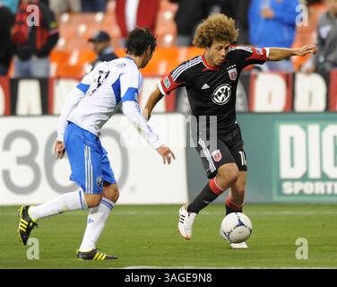 18 avril 2012 - Washington, DC, États-Unis - le milieu de terrain de DC United Nick DeLeon (18 ans) travaille le ballon autour du défenseur de l'impact montréalais Zarek Valentin (19 ans), à gauche, lors de la deuxième mi-temps au RFK Stadium de Washington, DC, mercredi 18 avril 2012. United et l'impact a fait 1-1. (Crédit image : © Chuck Myers/MCT/MCT/ZUMAPRESS.com) Banque D'Images