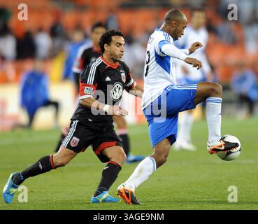 18 avril 2012 - Washington, DC, États-Unis - Collen Warner (18 ans), milieu de terrain de l'impact de Montréal, travaille le ballon loin du milieu de terrain Dwayne de Rosario (7 ans) de D.C. United lors de la deuxième mi-temps au RFK Stadium à Washington, DC, le mercredi 18 avril 2012. United et l'impact a fait 1-1. (Crédit image : © Chuck Myers/MCT/MCT/ZUMAPRESS.com) Banque D'Images