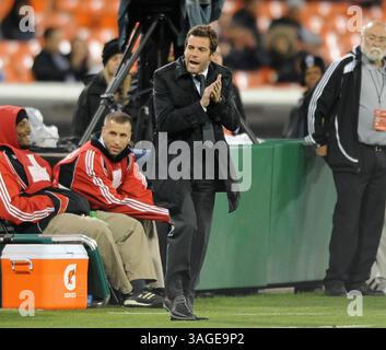 18 avril 2012 - Washington, DC, États-Unis - Ben Olsen, entraîneur de D.C. United, applaudit les efforts de son équipe lors de la deuxième mi-temps contre l'impact de Montréal au RFK Stadium à Washington, DC, le mercredi 18 avril 2012. United et l'impact a fait 1-1. (Crédit image : © Chuck Myers/MCT/MCT/ZUMAPRESS.com) Banque D'Images