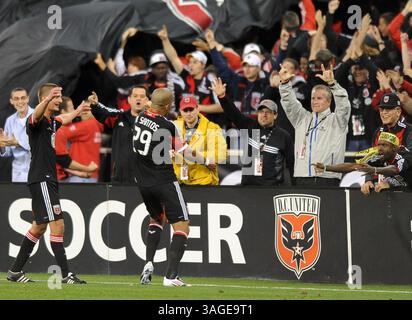 18 avril 2012 - Washington, DC, États-Unis - L'attaquant Maicon Santos (29 ans) célèbre avec les fans son but contre l'impact de Montréal en deuxième mi-temps au RFK Stadium de Washington, DC, le mercredi 18 avril 2012. United et l'impact a fait 1-1. (Crédit image : © Chuck Myers/MCT/MCT/ZUMAPRESS.com) Banque D'Images