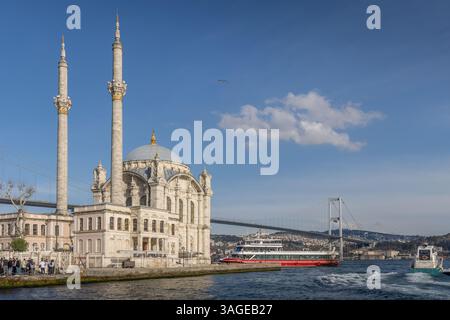Mosquée Ortakoy par temps clair avec vue sur le pont du Bosphore à Istanbul, Turkiye. Banque D'Images