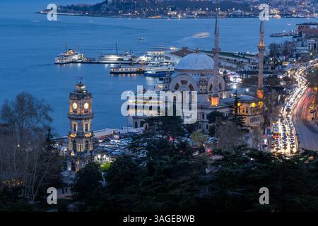 Vue rapprochée de la mosquée Dolmabahce et des environs de Besiktas à Istanbul, Turkiye. Banque D'Images