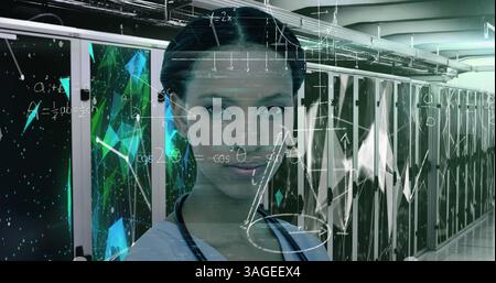 Image d'équations mathématiques manuscrites et de données sur le portrait d'une femme médecin biraciale dans comp Banque D'Images