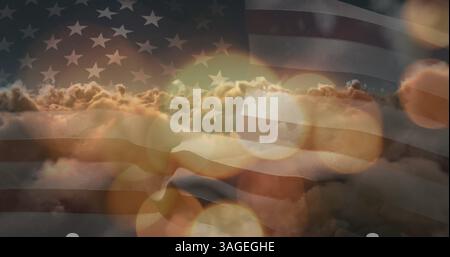 Image de taches brillantes et soleil brillant sur le ciel avec des nuages au-dessus du drapeau américain Banque D'Images