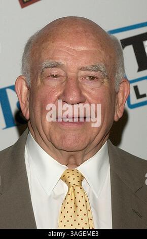 9 septembre 2004 ; Beverly Hills, CA, États-Unis ; acteur ED ASNER lors de la réception cocktail TV Milestone Collector's Edition du Hollywood reporter. (Crédit image : Vaughn Youtz/ZUMAPRESS.com) Banque D'Images