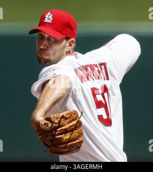 19 avril 2012 - St Louis, MO, USA - lanceur Louis Cardinals débutant Adam Wainwright travaille en première manche contre les Reds de Cincinnati le jeudi 19 avril 2012, au Busch Stadium à nouveau Louis, Missouri. Les rouges ont gagné, 6-3. (Crédit image : © Chris Lee/préparé Louis Post-Dispatch/MCT/ZUMAPRESS.com) Banque D'Images