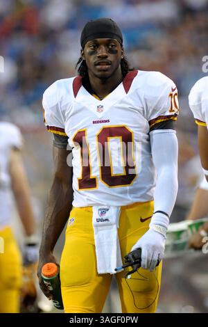 9 août 2012 - Orchard Park, New York, U. S - le quarterback des Redskins de Washington ROBERT GRIFFIN III (10) marche sur la ligne de touche dans le deuxième quart-temps alors que les Redskins de Washington mènent les Buffalo Bills 7-3 à la mi-temps lors du premier match de pré-saison au Ralph Wilson Stadium à Orchard Park, New York. (Crédit image : © Michael Johnson/ZUMAPRESS.com) Banque D'Images