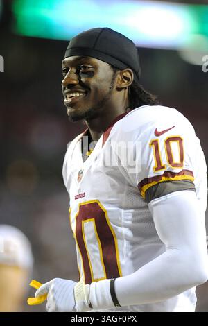 9 août 2012 - Orchard Park, New York, U. S - le quarterback des Redskins de Washington ROBERT GRIFFIN III (10) se rend au vestiaire pour la mi-temps alors que les Redskins de Washington mènent les Buffalo Bills 7-3 à la mi-temps lors du premier match de pré-saison au Ralph Wilson Stadium à Orchard Park, New York. (Crédit image : © Michael Johnson/ZUMAPRESS.com) Banque D'Images