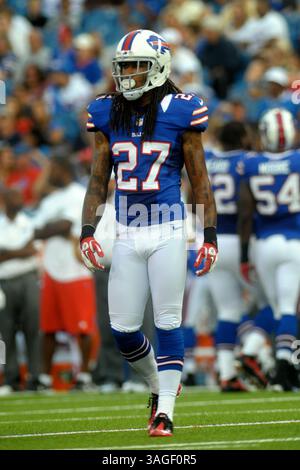 9 août 2012 - Orchard Park, New York, U. S - le cornerback des Buffalo Bills Stephon Gilmore (27) revient sur le terrain après un time-out des Washington Redskins au premier quart-temps. Alors que les Redskins de Washington mènent les Buffalo Bills 7-3 à la mi-temps lors du premier match de pré-saison au Ralph Wilson Stadium à Orchard Park, New York. (Crédit image : © Michael Johnson/ZUMAPRESS.com) Banque D'Images