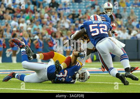 9 août 2012 - Orchard Park, New York, U. S - le receveur au large des Redskins de Washington Pierre Garcon (88) est attaqué par le défenseur des Buffalo Bills George Wilson (37) et le linebacker des Buffalo Bills Arthur Moats (52) au premier quart-temps. Les Redskins de Washington mènent les Buffalo Bills 7-3 à la mi-temps lors du premier match de pré-saison au Ralph Wilson Stadium à Orchard Park, New York. (Crédit image : © Michael Johnson/ZUMAPRESS.com) Banque D'Images