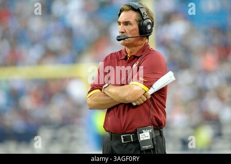 9 août 2012 - Orchard Park, New York, U. S - L'entraîneur-chef des Redskins de Washington Mike Shanahan marche sur la ligne de touche dans le premier quart-temps alors que les Redskins de Washington mènent les Buffalo Bills 7-3 à la mi-temps lors du premier match de pré-saison au Ralph Wilson Stadium à Orchard Park, New York. (Crédit image : © Michael Johnson/ZUMAPRESS.com) Banque D'Images