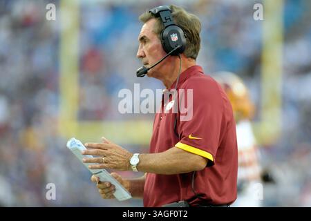 9 août 2012 - Orchard Park, New York, U. S - L'entraîneur-chef des Redskins de Washington Mike Shanahan marche sur la ligne de touche dans le premier quart-temps alors que les Redskins de Washington mènent les Buffalo Bills 7-3 à la mi-temps lors du premier match de pré-saison au Ralph Wilson Stadium à Orchard Park, New York. (Crédit image : © Michael Johnson/ZUMAPRESS.com) Banque D'Images