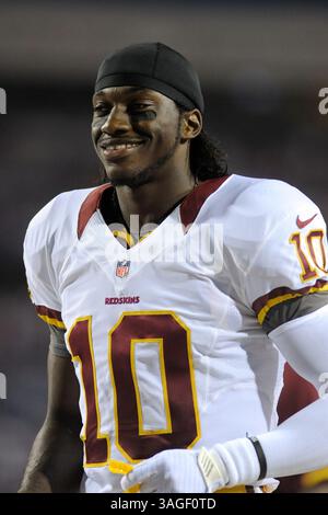 9 août 2012 - Orchard Park, New York, U. S - le quarterback des Redskins de Washington ROBERT GRIFFIN III (10) se rend au vestiaire pour la mi-temps alors que les Redskins de Washington mènent les Buffalo Bills 7-3 à la mi-temps lors du premier match de pré-saison au Ralph Wilson Stadium à Orchard Park, New York. (Crédit image : © Michael Johnson/ZUMAPRESS.com) Banque D'Images