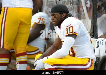 9 août 2012 - Orchard Park, New York, U. S - le quarterback des Redskins de Washington ROBERT GRIFFIN III (10) est assis sur le banc pendant le premier quart-temps alors que les Redskins de Washington menaient les Buffalo Bills 7-3 à la mi-temps lors du premier match de pré-saison au Ralph Wilson Stadium à Orchard Park, New York. (Crédit image : © Michael Johnson/ZUMAPRESS.com) Banque D'Images