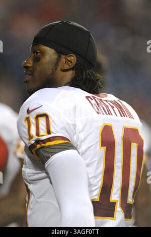 9 août 2012 - Orchard Park, New York, U. S - le quarterback des Redskins de Washington ROBERT GRIFFIN III (10) se rend au vestiaire pour la mi-temps alors que les Redskins de Washington mènent les Buffalo Bills 7-3 à la mi-temps lors du premier match de pré-saison au Ralph Wilson Stadium à Orchard Park, New York. (Crédit image : © Michael Johnson/ZUMAPRESS.com) Banque D'Images