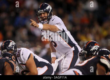 9 août 2012 - Chicago, il, États-Unis - le quarterback des Broncos de Denver, Peyton Manning (18 ans), lance un match contre les Bears de Chicago dans le premier quart-temps d'un match de pré-saison de la NFL au Soldier Field le jeudi 9 août 2012, à Chicago, Illinois. (Crédit image : © Brian Cassella/Chicago Tribune/MCT/ZUMAPRESS.com) Banque D'Images