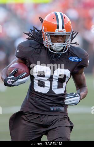 8 août 2012 - Cleveland, Ohio, U. S - Travis Benjamin (80), receveur des Browns de Cleveland, avec le football à la Family Night Practice annuelle au Cleveland Browns Stadium à Cleveland, Ohio. (Crédit image : © Frank Jansky/ZUMAPRESS.com) Banque D'Images
