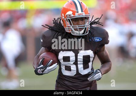 8 août 2012 - Cleveland, Ohio, U. S - Travis Benjamin (80), receveur des Browns de Cleveland, avec le football à la Family Night Practice annuelle au Cleveland Browns Stadium à Cleveland, Ohio. (Crédit image : © Frank Jansky/ZUMAPRESS.com) Banque D'Images