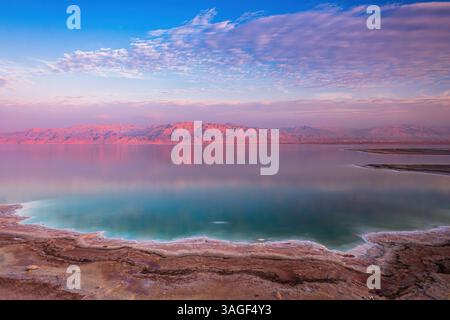 Paysage de la mer morte au coucher du soleil, Israël. Banque D'Images