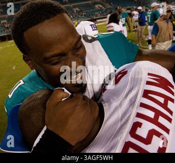 10 août 2012 : le cornerback des Jaguars de Jacksonville Aaron Ross (n°20) et l'ancien équipier des Giants de New York (n°44) font demi-tour après le match de pré-saison entre les Giants de New York et les Jaguars de Jacksonville à EverBank Field à Jacksonville, en Floride. Les Jaguars ont gagné 32-31. Daniel Goncalves(crédit image : © Daniel Goncalves/Cal Sport Media/ZUMAPRESS.com) Banque D'Images