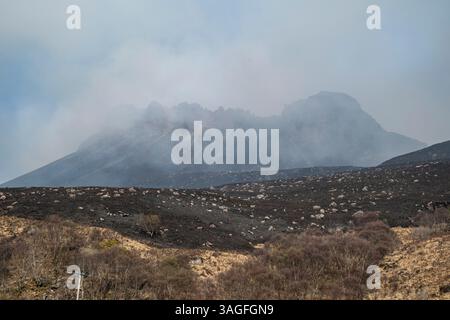Des conditions sèches de Tinder conduisent à des feux de forêt sur la montagne Stac Pollaidh à Assynt, en Écosse Banque D'Images