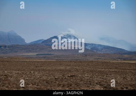 Des conditions sèches de Tinder conduisent à des feux de forêt sur la montagne Stac Pollaidh à Assynt, en Écosse Banque D'Images