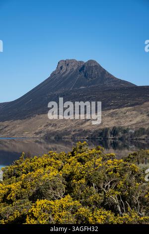 Des conditions sèches de Tinder conduisent à des feux de forêt sur la montagne Stac Pollaidh à Assynt, en Écosse Banque D'Images