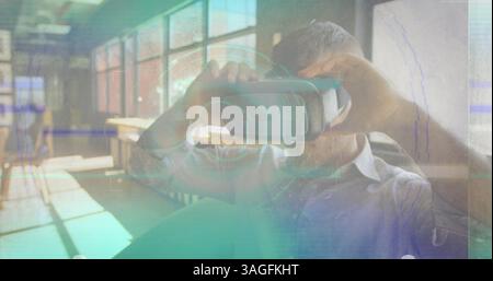 Image de balayage de l'oscilloscope avec glitch et homme utilisant le casque vr Banque D'Images