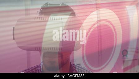 Image de balayage de l'oscilloscope avec glitch et homme utilisant le casque vr Banque D'Images