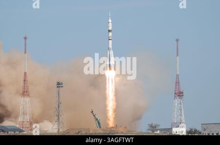 Baïkonour, Kazakhstan. 8 avril 2025. Lancement d'une fusée Soyouz vers la Station spatiale internationale avec des membres d'équipage de l'expédition 73 : l'astronaute de la NASA Jonny Kim, et les cosmonautes Roscosmos Sergey Ryzhikov et Alexey Zubritskiy, à bord, le mardi 8 avril 2025, au cosmodrome de Baïkonour au Kazakhstan. (Crédit image : © Joel Kowsky/NASA/ZUMA Press Wire) USAGE ÉDITORIAL SEULEMENT ! Non destiné à UN USAGE commercial ! Banque D'Images