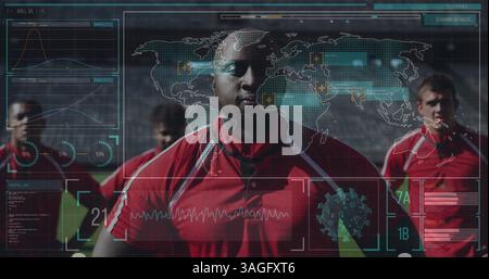 Joueurs de football en maillots rouges s'entraînant avec superposition de données numériques sur le terrain Banque D'Images