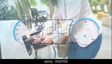 Image de l'interface avec l'icône de charge de la batterie et l'indicateur de vitesse au-dessus de la femme ravitaillant la voiture Banque D'Images