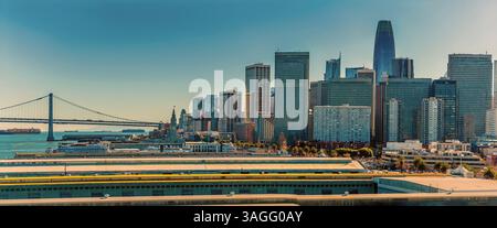 Une vue depuis le terminal de croisière vers le centre-ville de San Francisco au début du printemps Banque D'Images